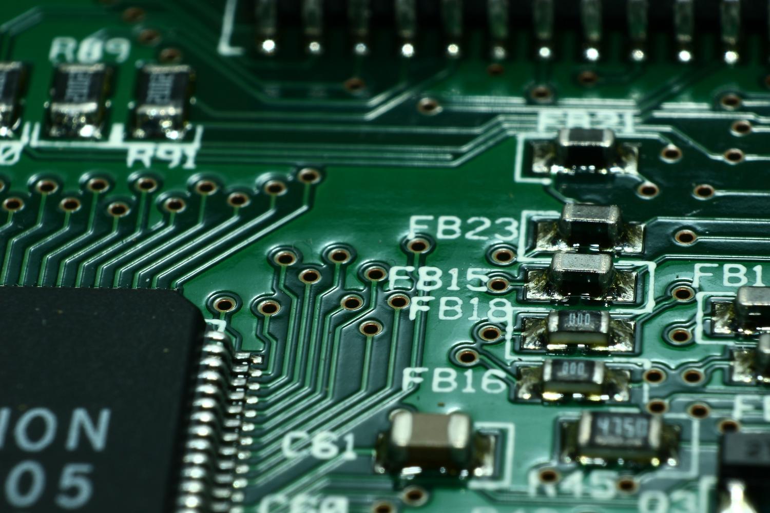 Vista macro de una placa de circuito electrónico verde con componentes integrados, reforzando la temática de hardware del procesador.