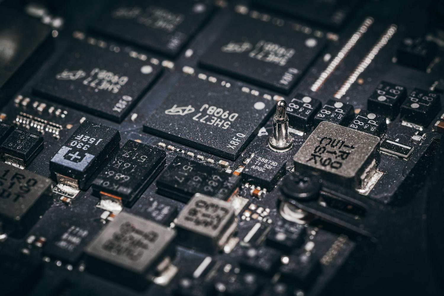 Primer plano detallado de microchips sobre una placa de circuito impreso, ilustrando la naturaleza técnica del SoC MediaTek.