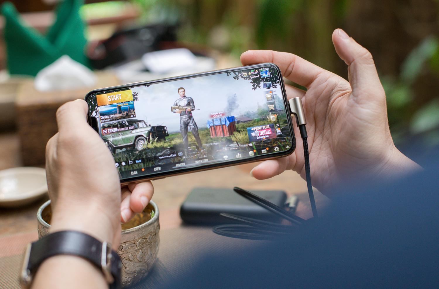 Persona jugando a un videojuego en un smartphone, ejemplificando el rendimiento gaming del chip.