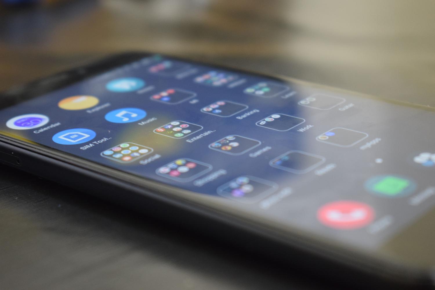 Pantalla de un smartphone mostrando aplicaciones, representando el soporte para resoluciones Full HD y multimedia.