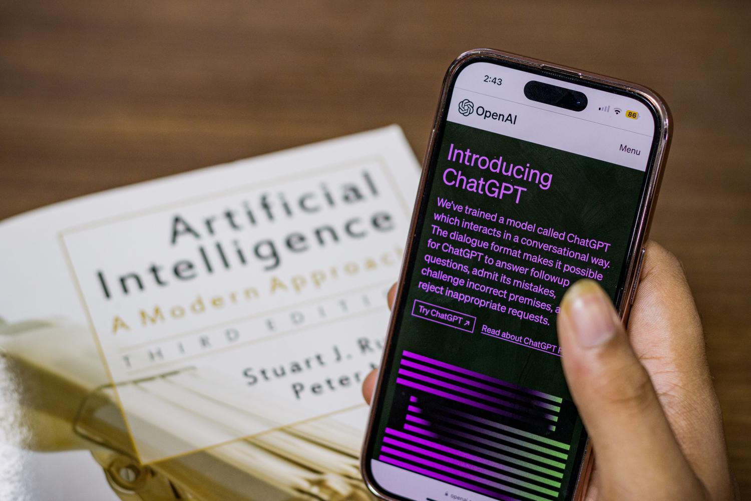 Primer plano de un smartphone mostrando la interfaz de la aplicación de ChatGPT, permitiendo al usuario identificar rápidamente la herramienta.