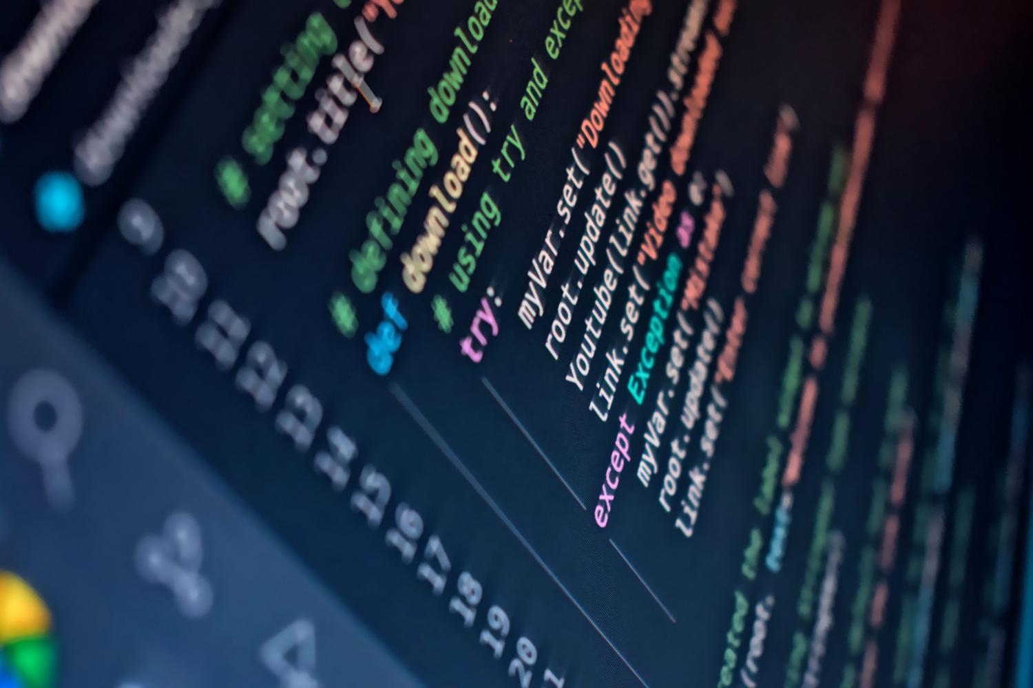 Código de programación colorido en un editor de texto, ilustrando la versatilidad de lenguajes usados en Git Hooks.