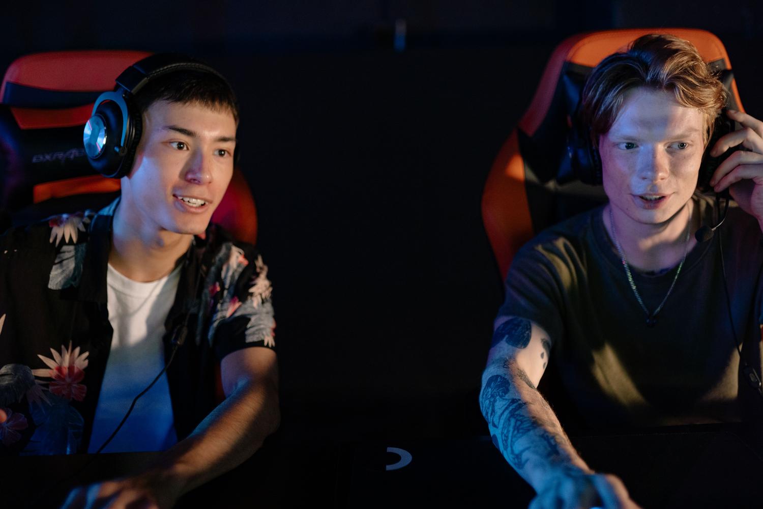 Dos jugadores concentrados en una sesión de juego online con auriculares, representando la cooperación y comunicación en línea.