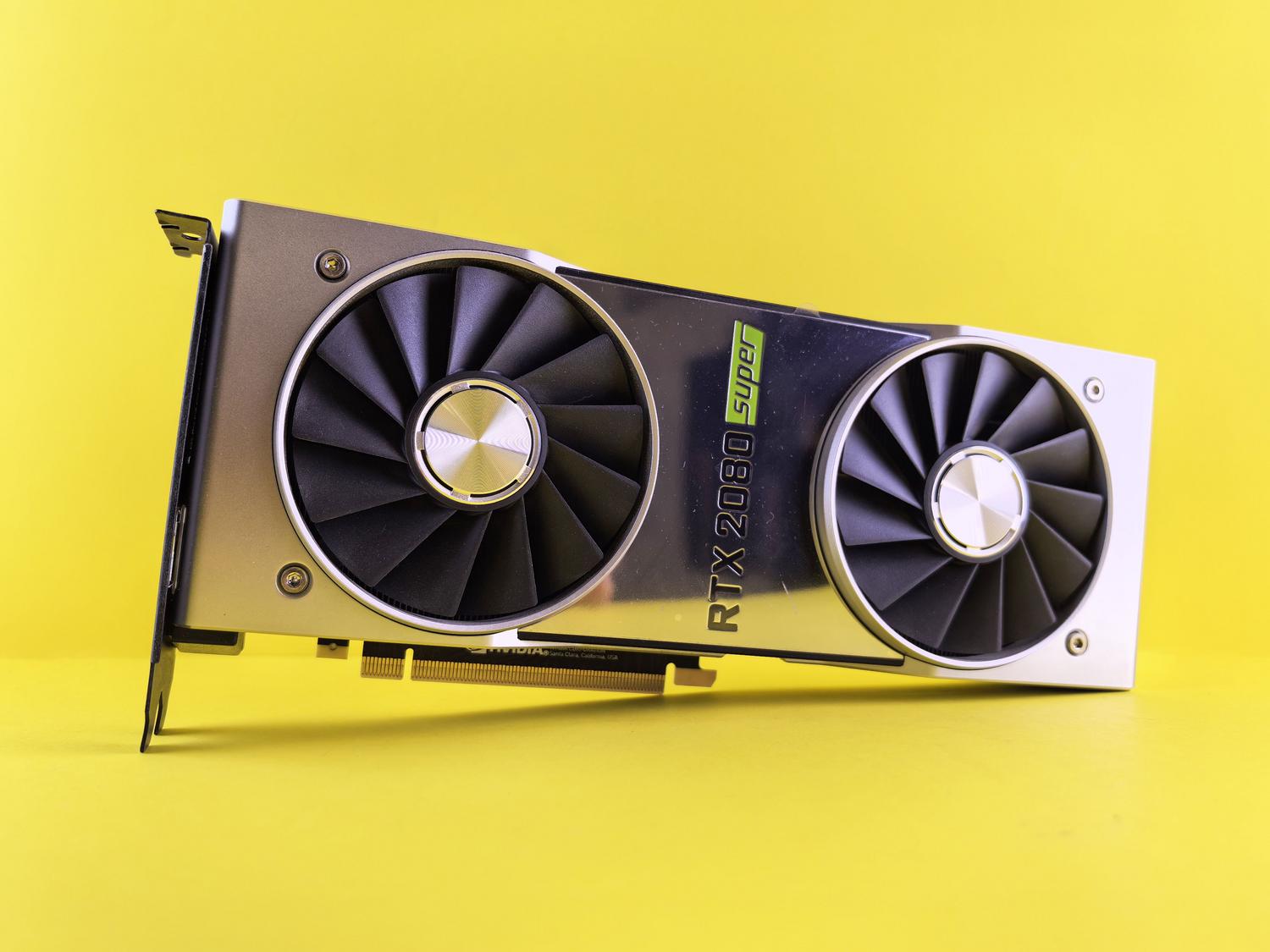 Tarjeta gráfica NVIDIA GeForce RTX 2080 Super sobre fondo amarillo, mostrando el diseño metálico de la serie 20.