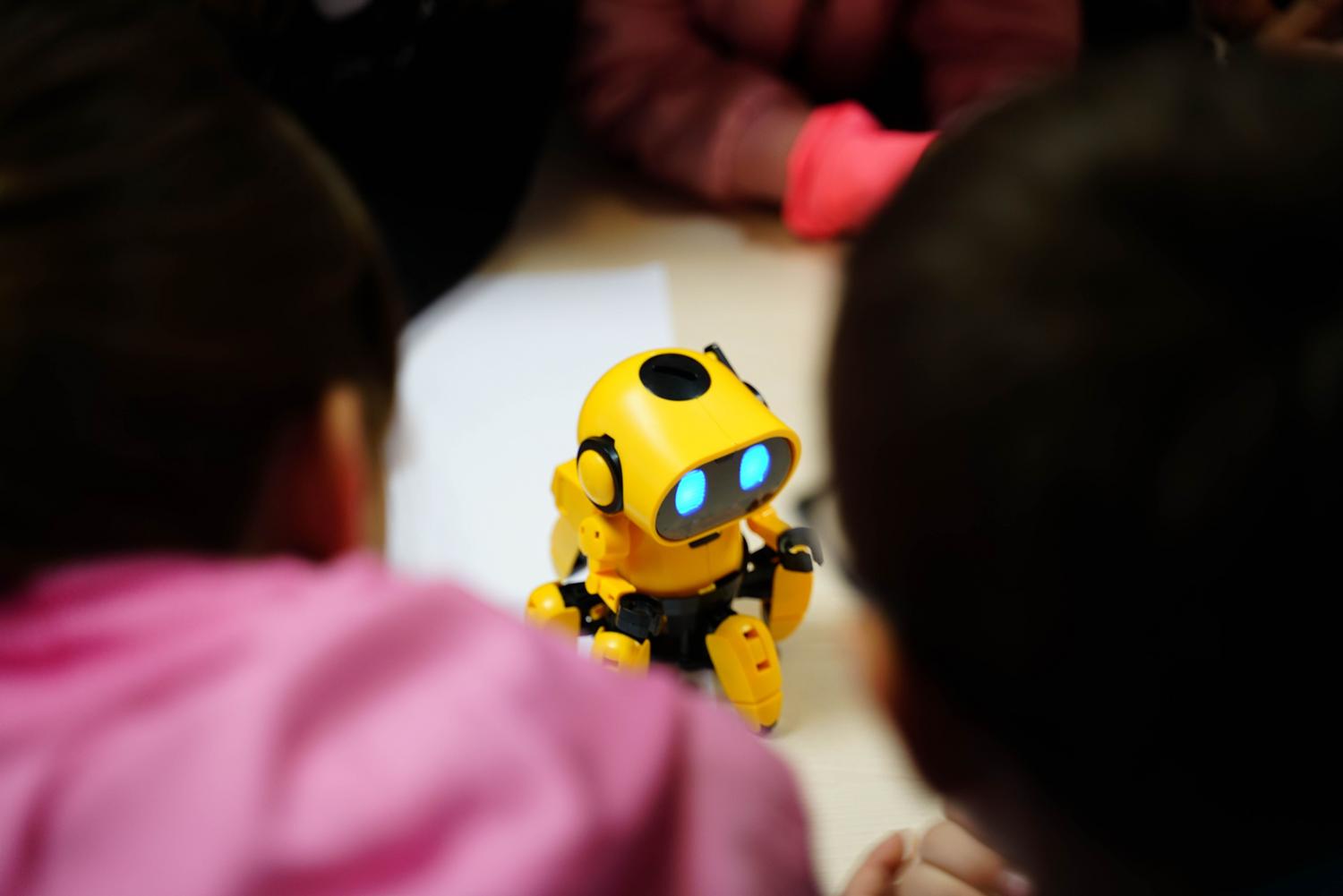 Robot educativo sencillo de color amarillo para la iniciación a la robótica en niños de etapa infantil.