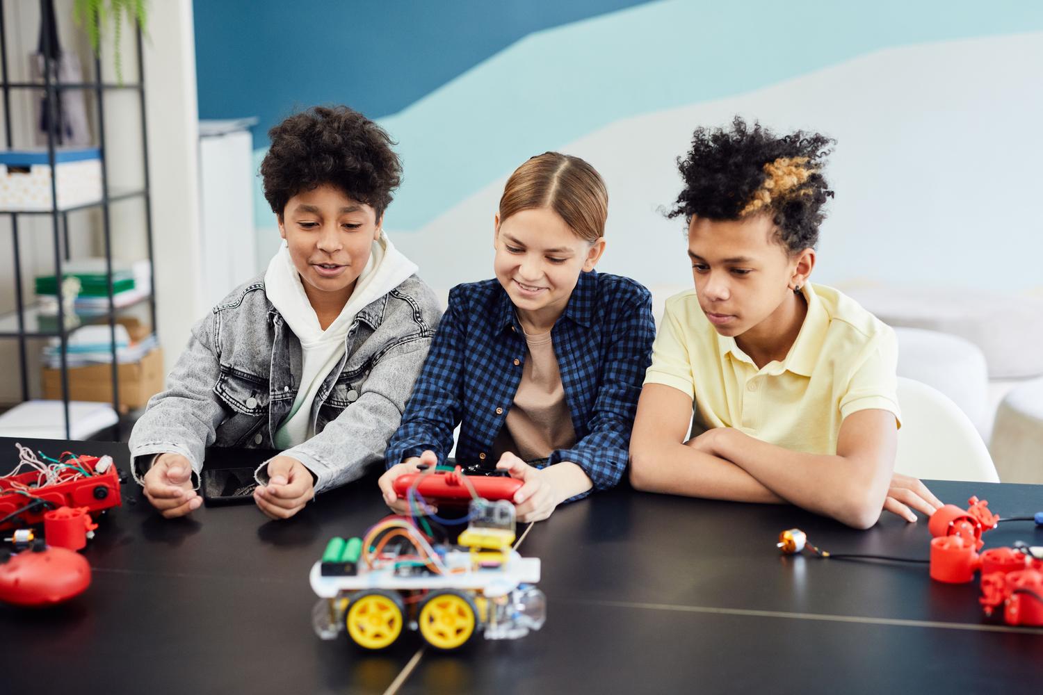 Estudiantes de secundaria colaborando en el diseño y programación de un prototipo robótico.