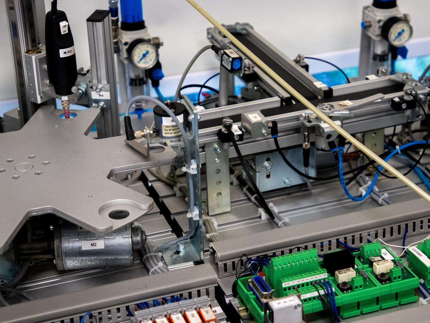 Maquinaria avanzada con automatización robótica, ejemplo de la Industria 4.0.