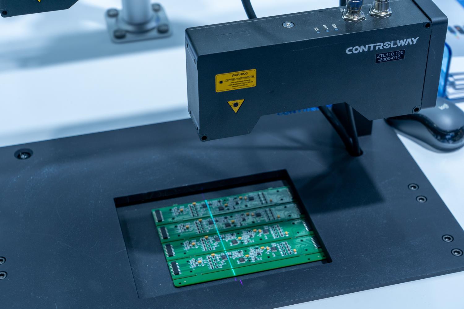 Sistema de inspección automatizado de placas de circuito, ilustrando la detección de anomalías y el análisis predictivo.