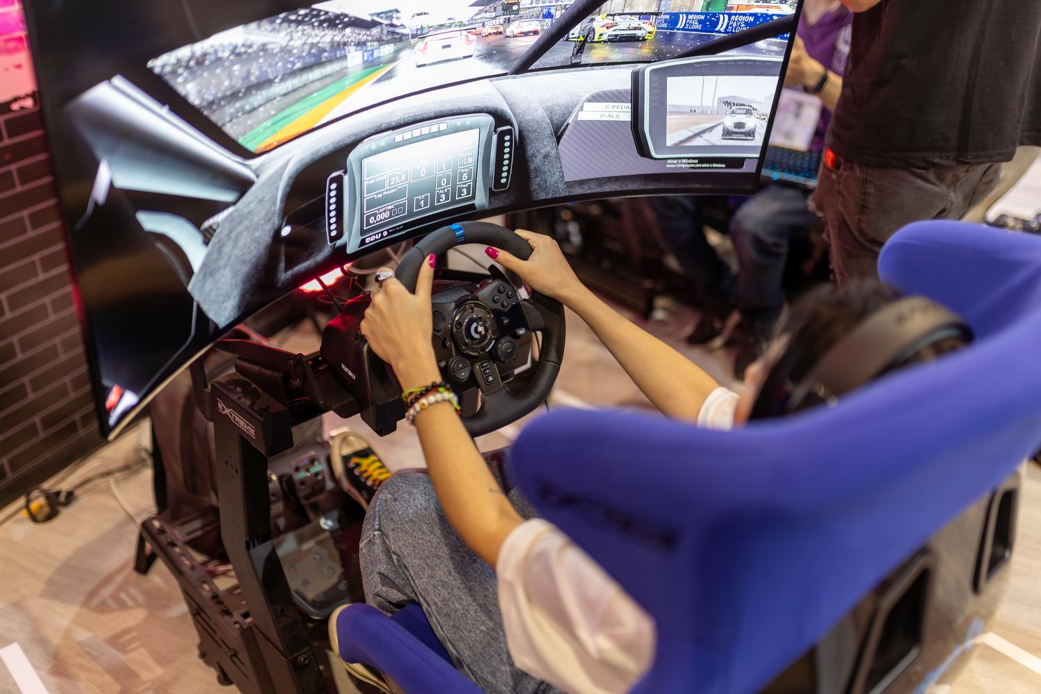 Experiencia inmersiva de simracing con monitor ultra ancho y asiento de carreras profesional.