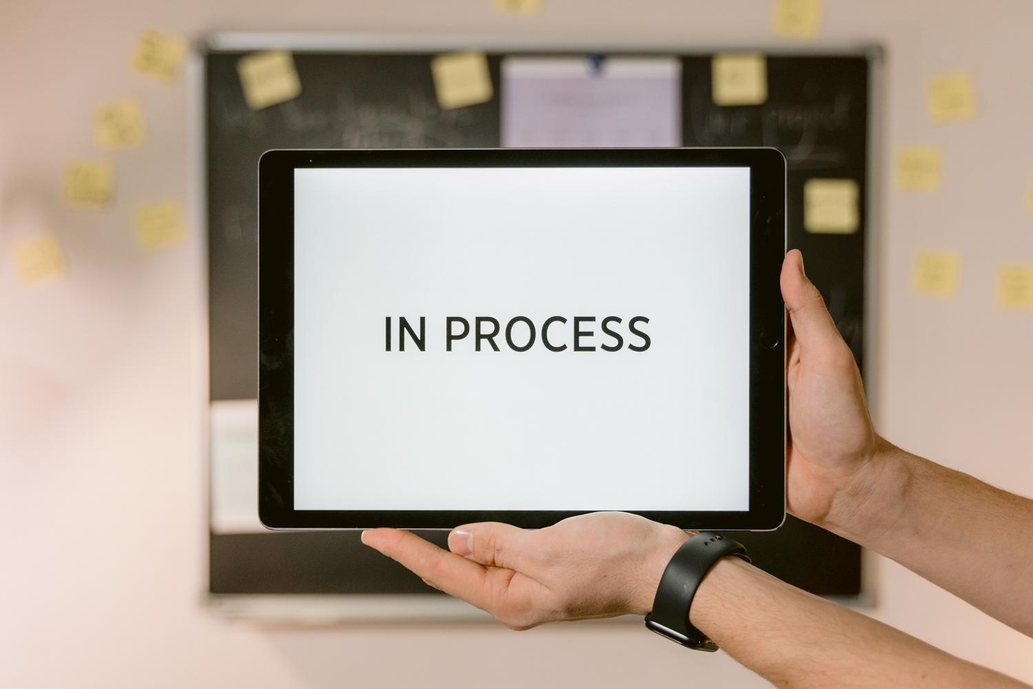 Primer plano de una tablet mostrando un proceso de flujo de trabajo, ejemplificando una aplicación empresarial creada con plataformas low-code.