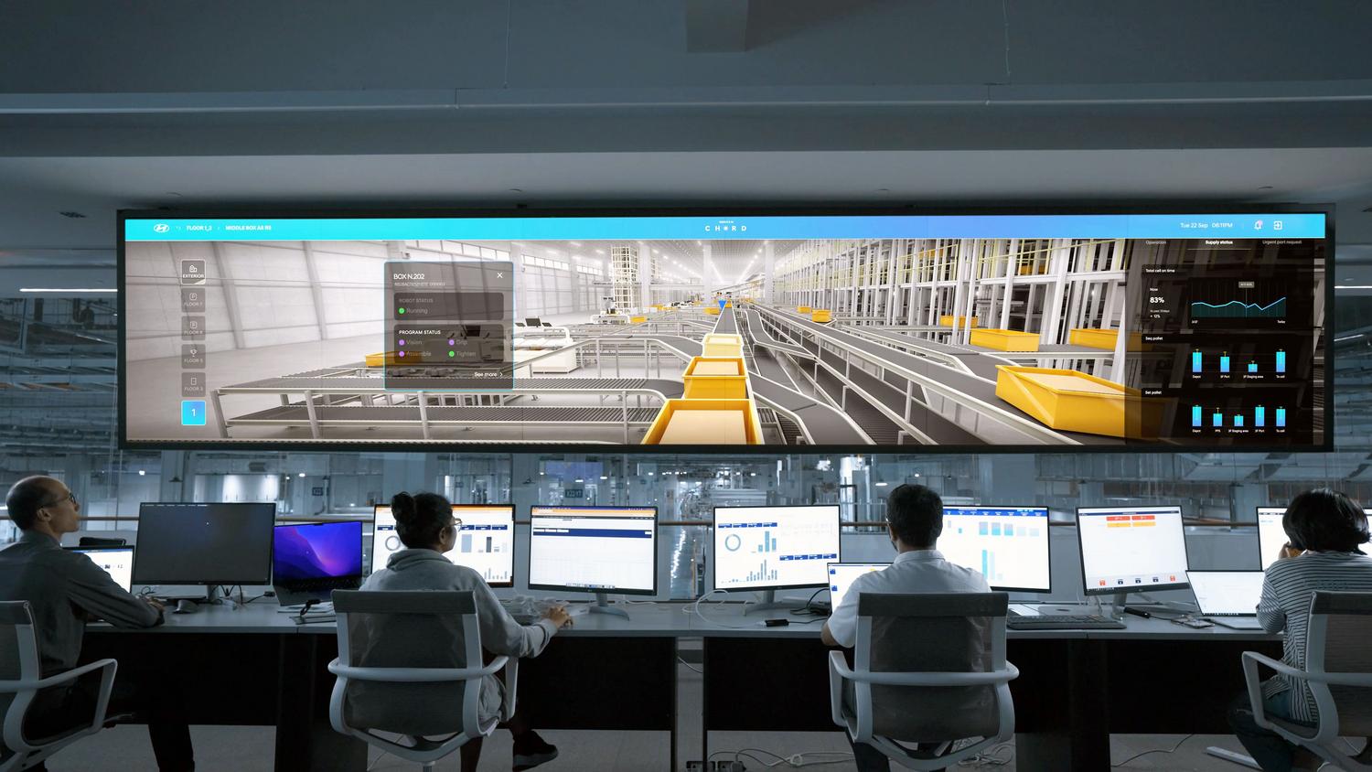 Centro de control moderno con profesionales supervisando pantallas digitales y gemelos digitales de procesos industriales automatizados. Centro de control moderno con profesionales supervisando pantallas digitales y gemelos digitales de procesos industriales automatizados.