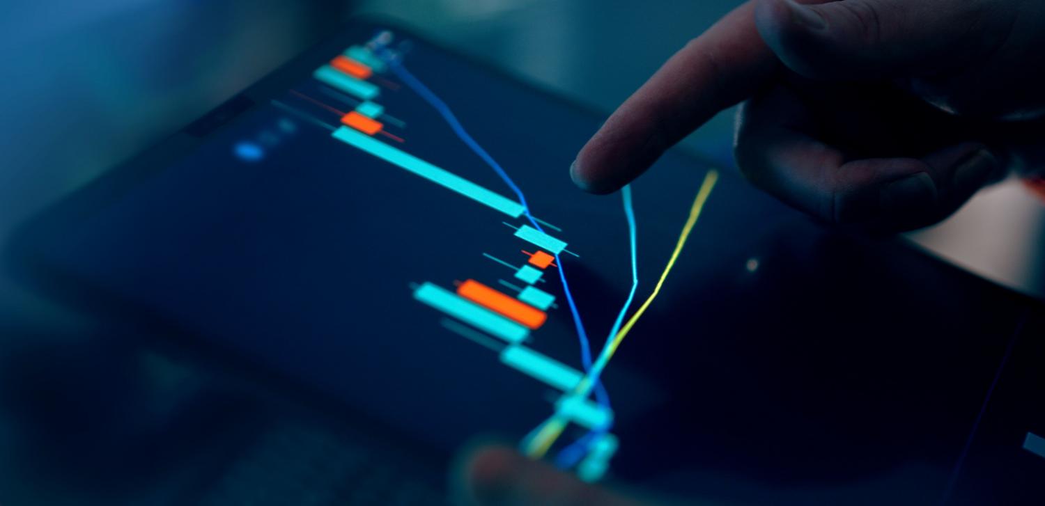 Análisis de datos financieros en una tableta digital, representando la aplicación de RPA en el sector bancario y financiero.