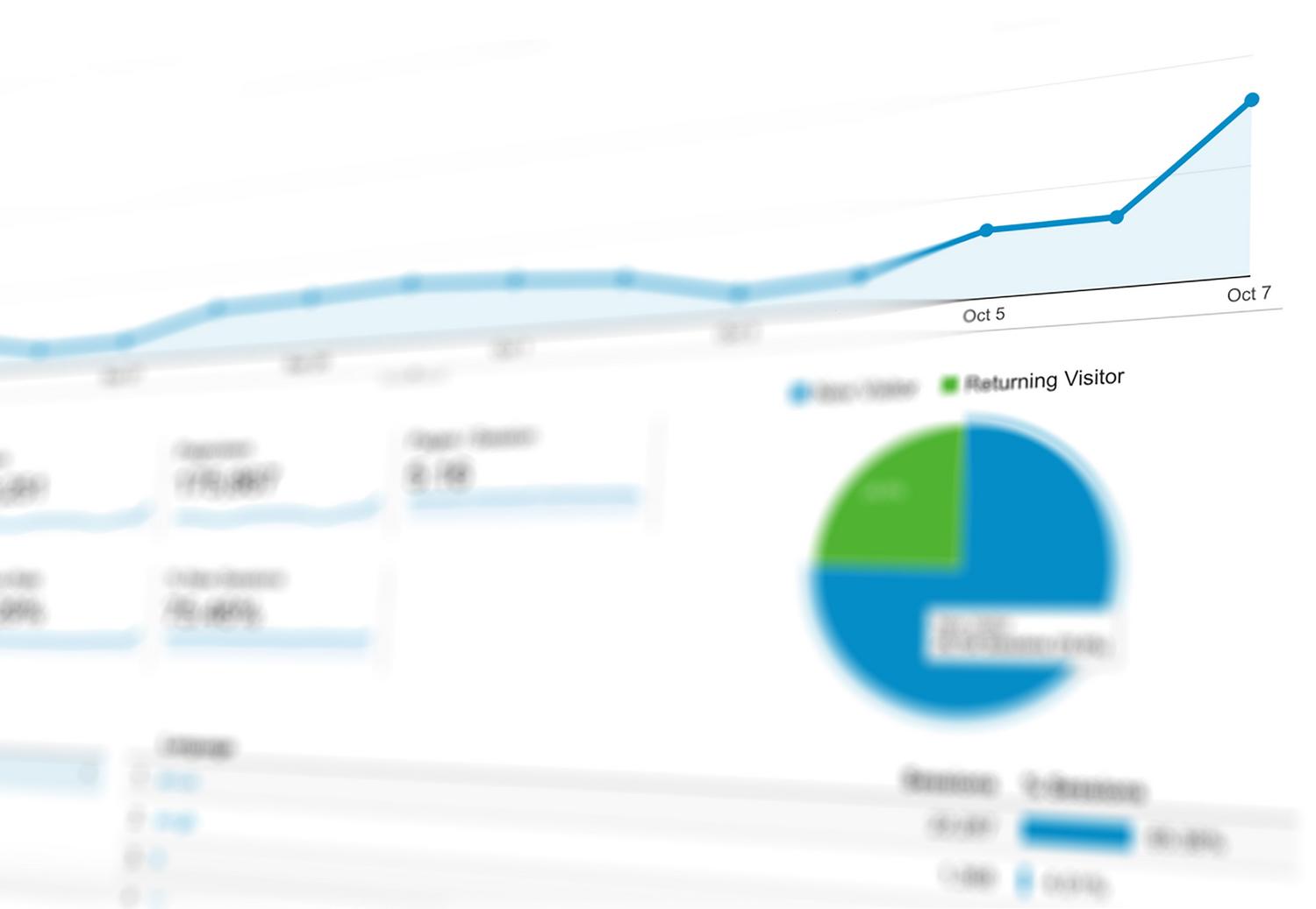 Representación abstracta de analítica de datos con gráficos dinámicos, ideal para ilustrar el Advanced Analytics y la IA.