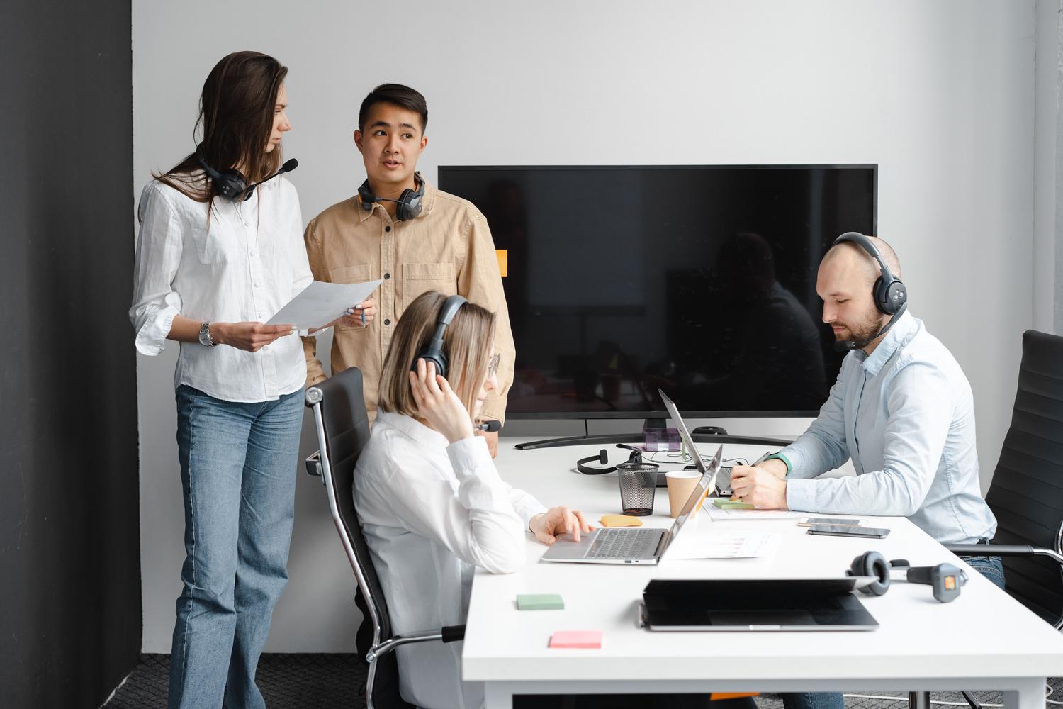 Equipo de agentes de un call center gestionando llamadas a través de una centralita virtual escalable.