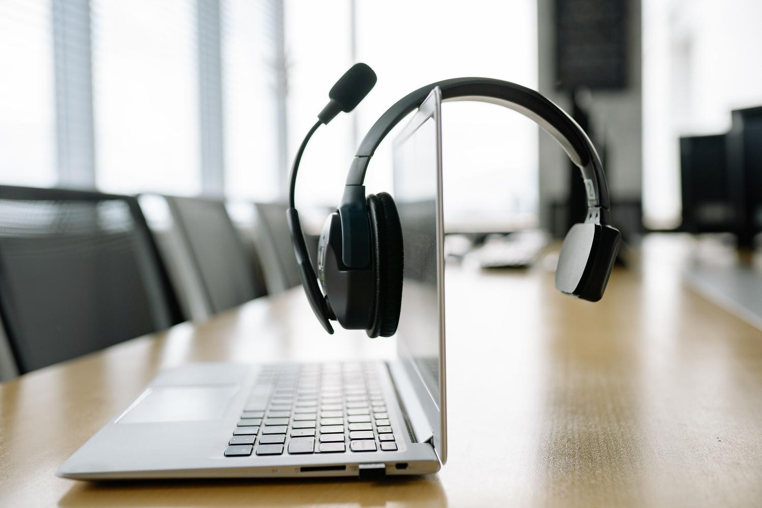 Auriculares inalámbricos y ordenador portátil, herramientas fundamentales para la implementación de comunicaciones unificadas.
