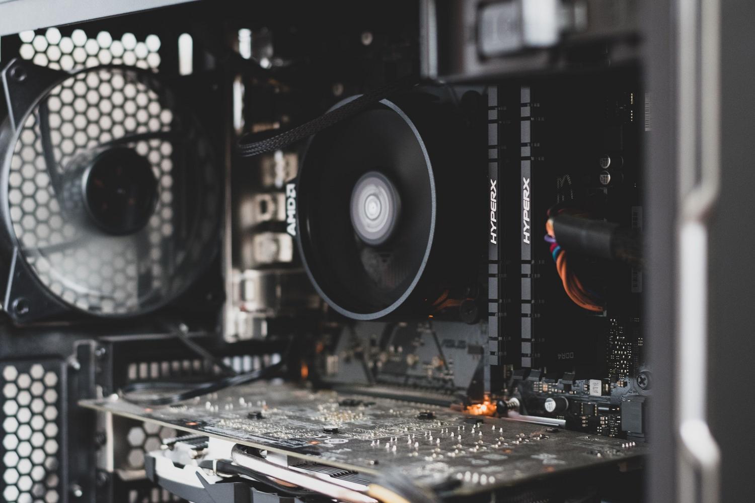 Primer plano de los componentes internos de un ordenador, destacando la memoria RAM y el sistema de refrigeración