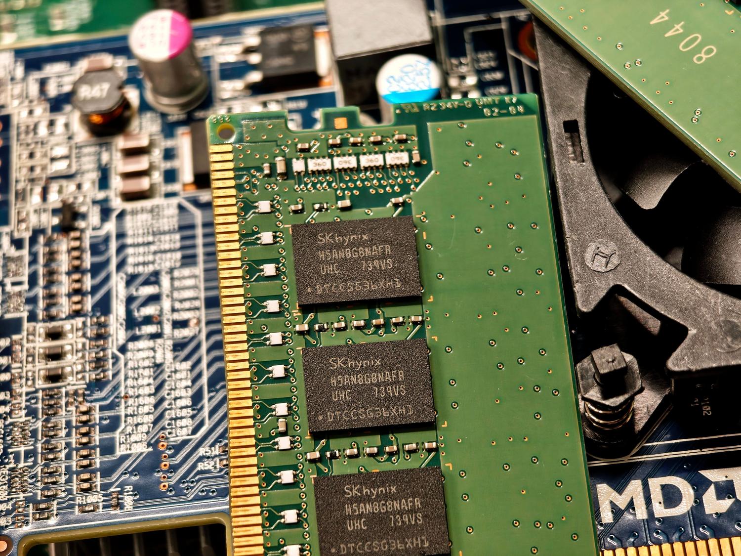 Detalle de los módulos de memoria RAM y la placa base de un PC