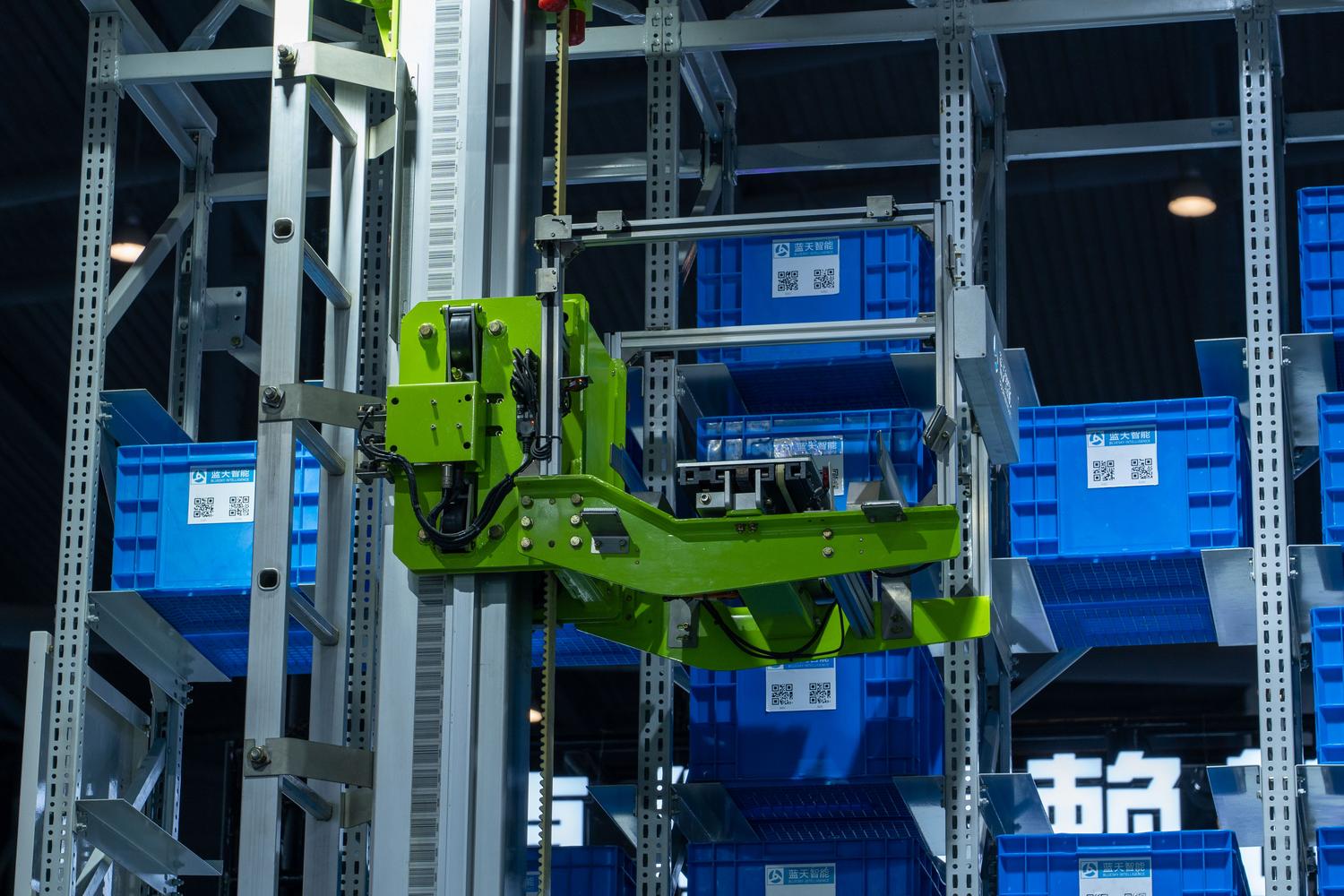 Sistema de almacén automatizado con brazos robóticos y códigos QR, ilustrando las funcionalidades avanzadas de un ERP moderno y la industria 4.0.
