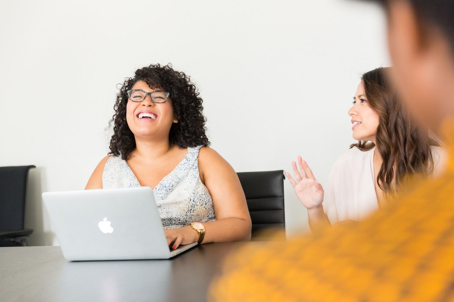 Profesionales de Recursos Humanos colaborando en una oficina moderna con herramientas digitales, representando la gestión integral del capital humano.