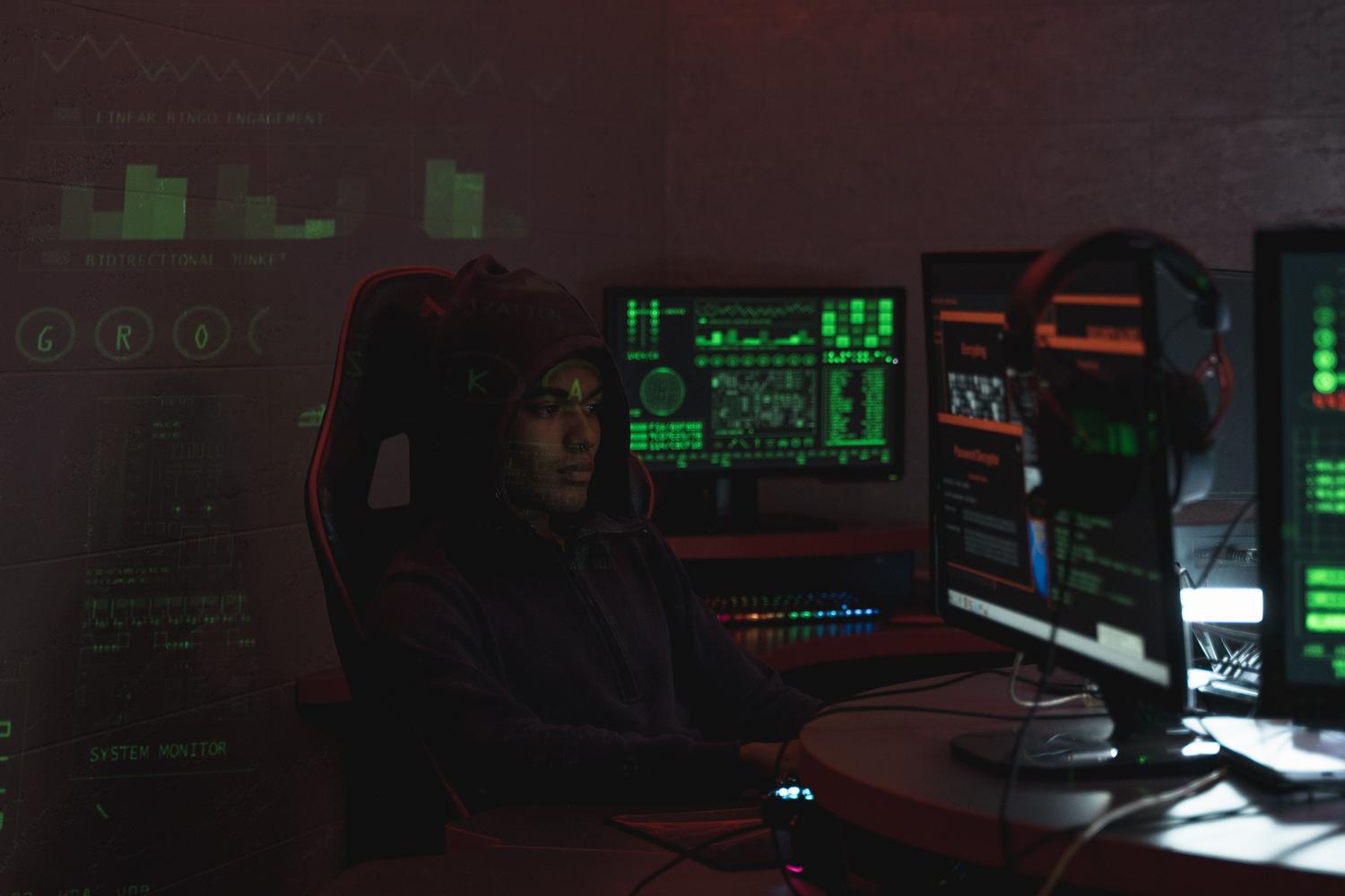 Especialista técnico analizando la estructura de una API de GraphQL mediante múltiples monitores.