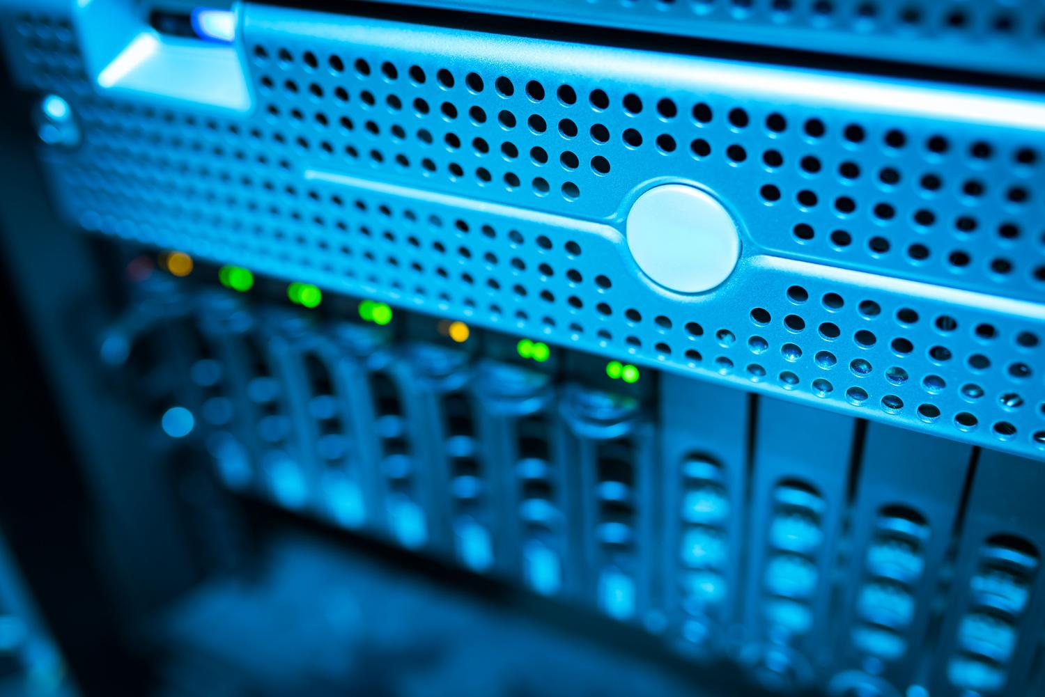 Primer plano de un rack de servidores moderno con luces indicadoras en un centro de datos, representando la infraestructura de la VPN.
