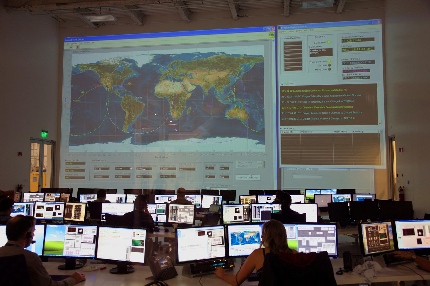 Pantalla de control global con mapa mundi y datos de servidores, representando la red global de servidores de una VPN y la latencia geográfica.