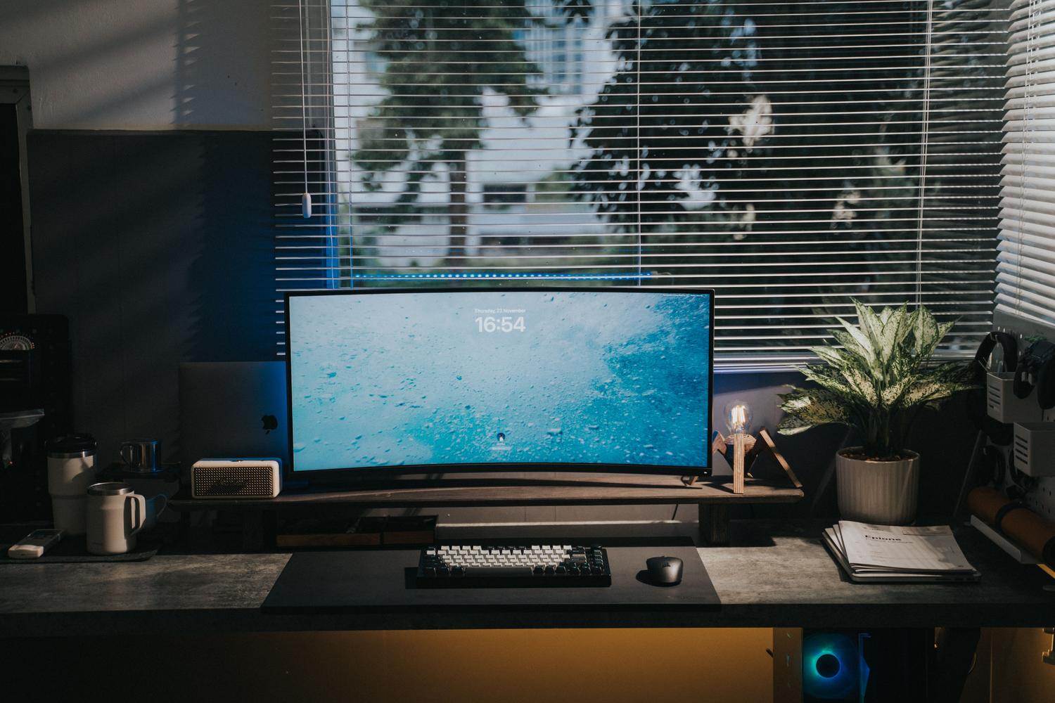 Espacio de trabajo moderno y luminoso que refleja la productividad ganada tras actualizar el equipo.