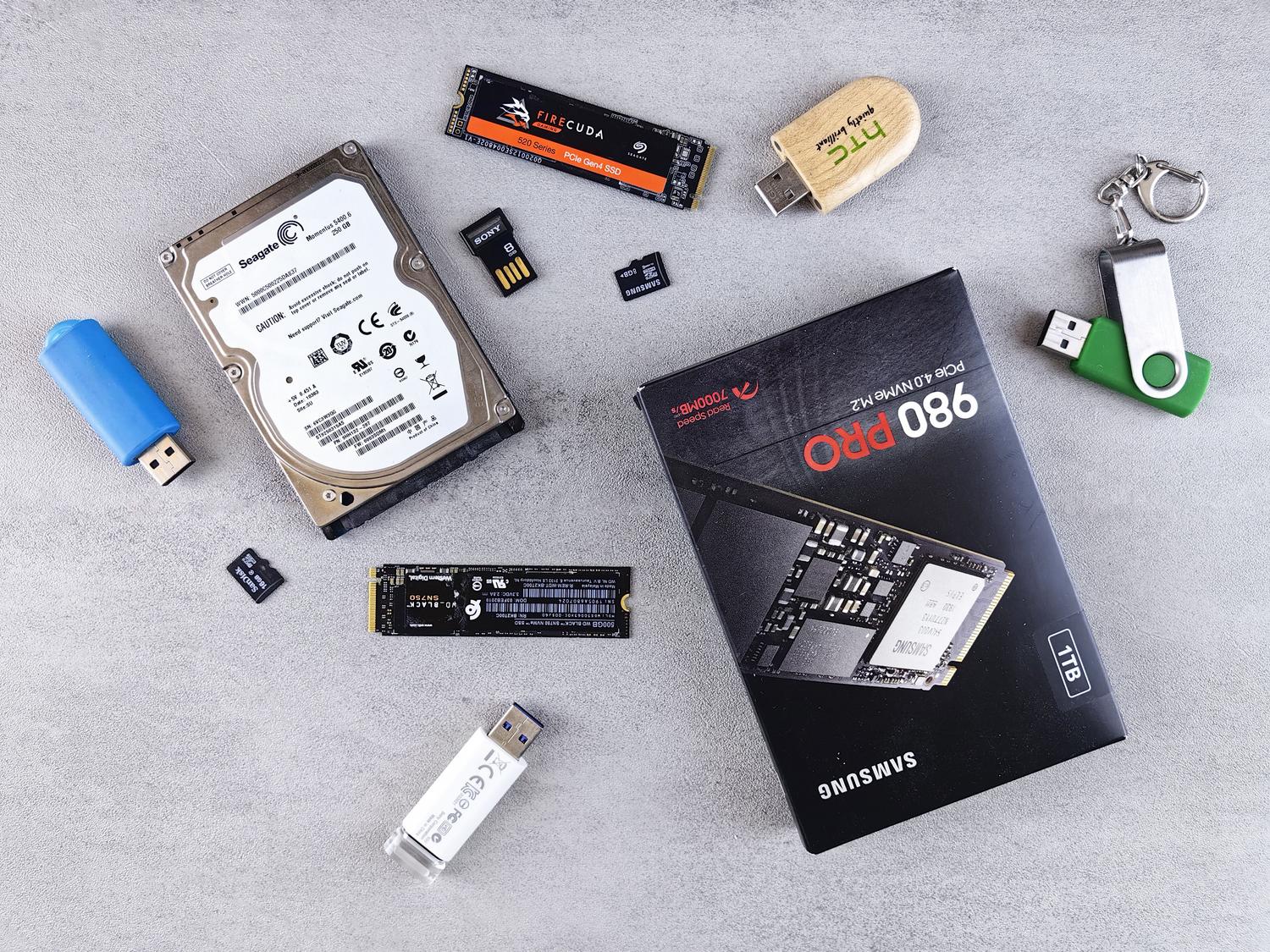 Diferentes tipos de unidades de almacenamiento SSD y discos duros para acelerar el arranque del PC. Diferentes tipos de unidades de almacenamiento SSD y discos duros para acelerar el arranque del PC.