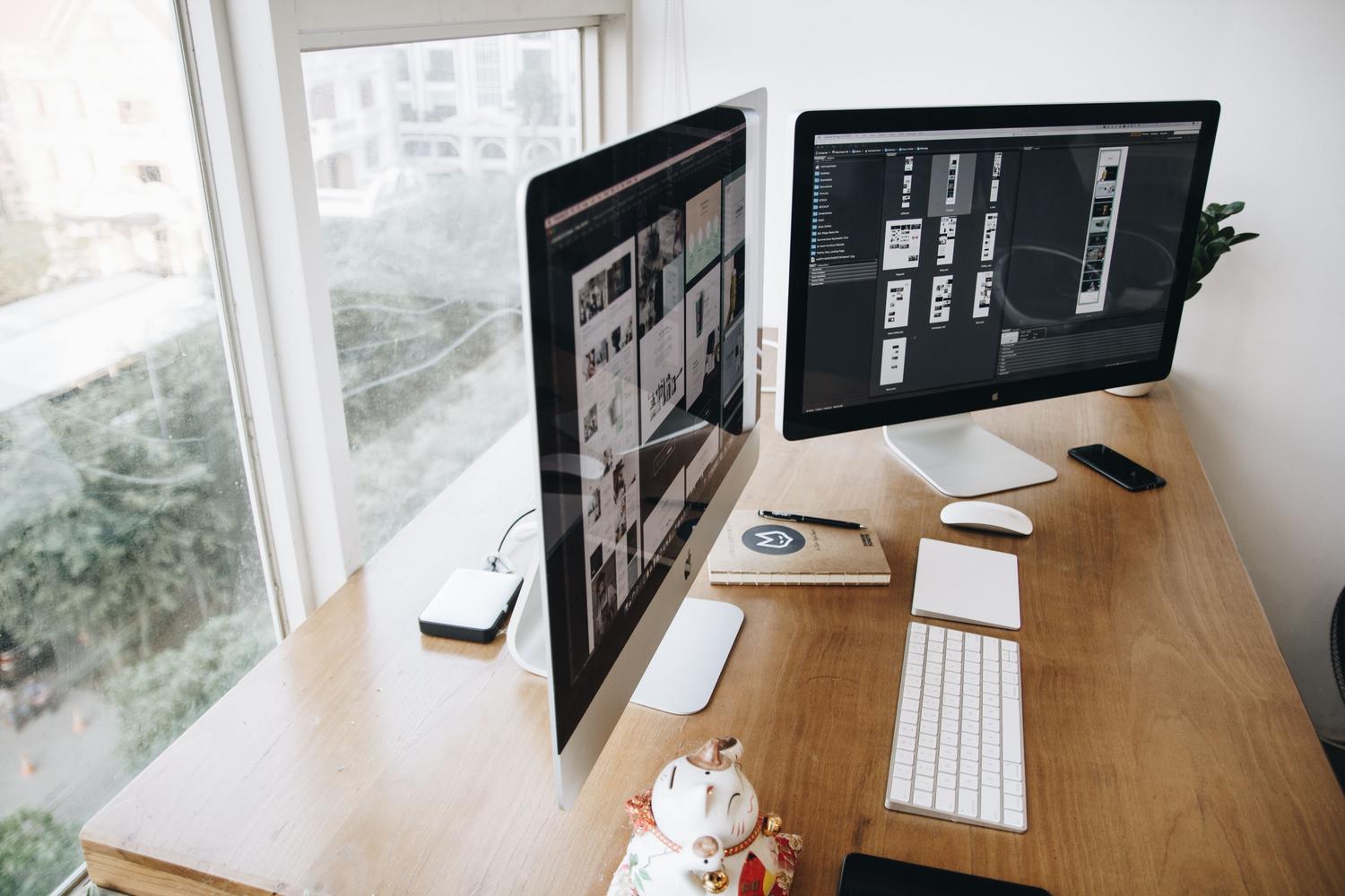 Escritorio de oficina organizado con doble monitor, ideal para gestionar múltiples aplicaciones con fluidez.