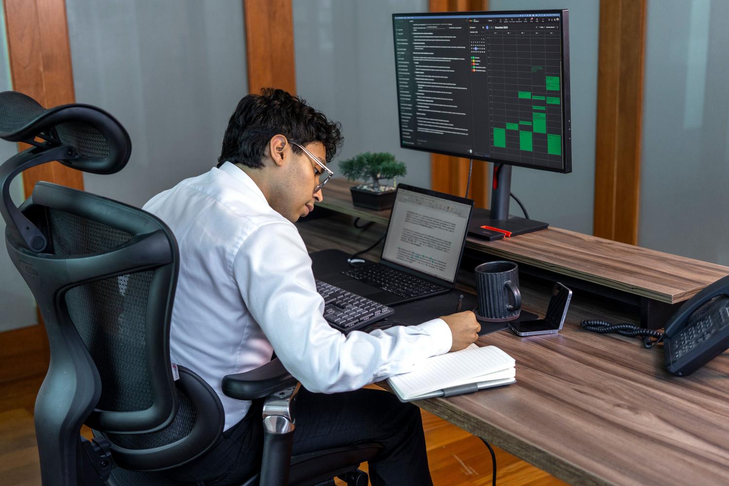 Profesional analizando datos en un ordenador en una oficina moderna, ilustrando el uso de herramientas de scraping sin código para perfiles de negocio.