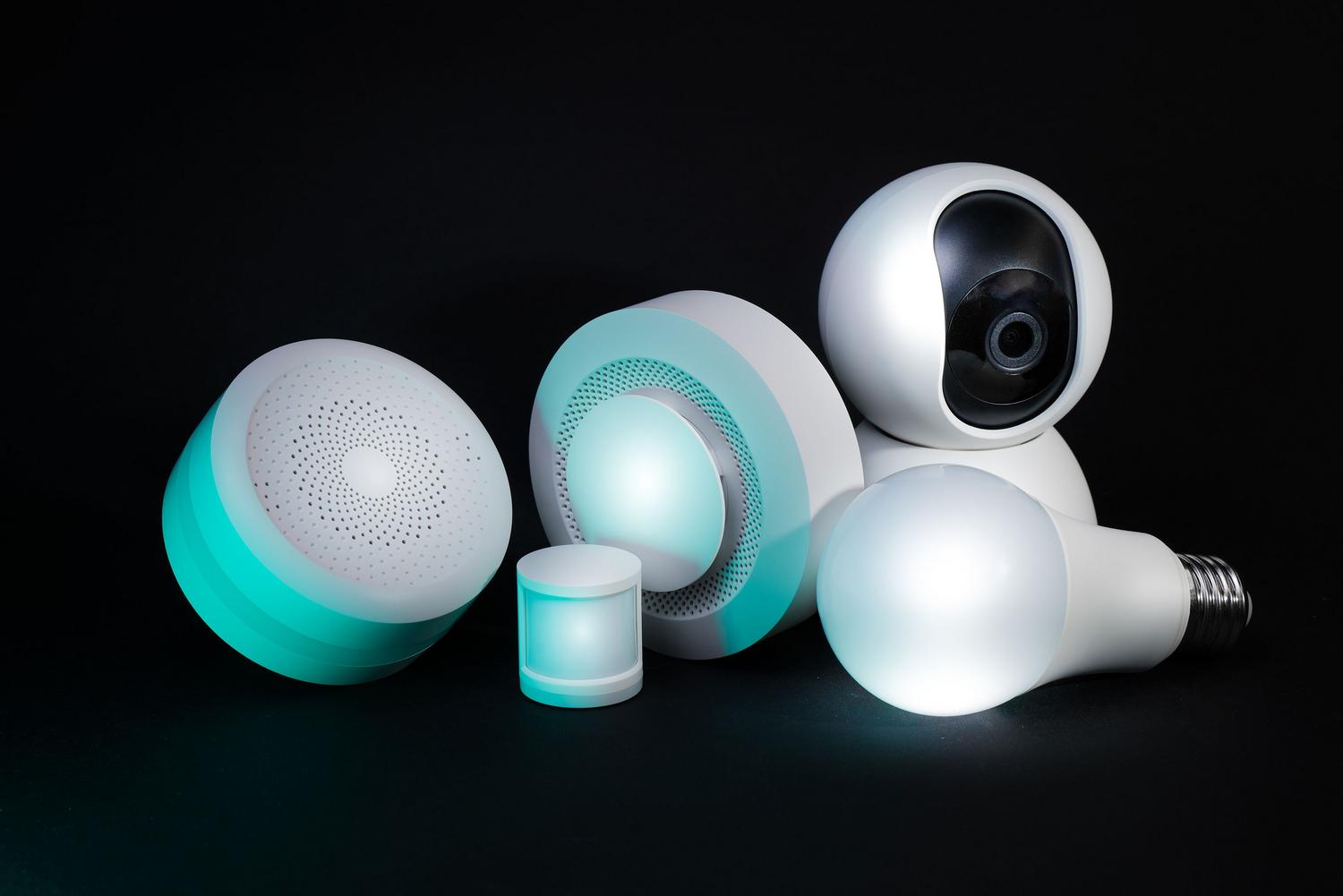 Colección de dispositivos IoT y sensores inteligentes sobre un fondo oscuro, ilustrando los equipos industriales y domésticos afectados por el apagón.