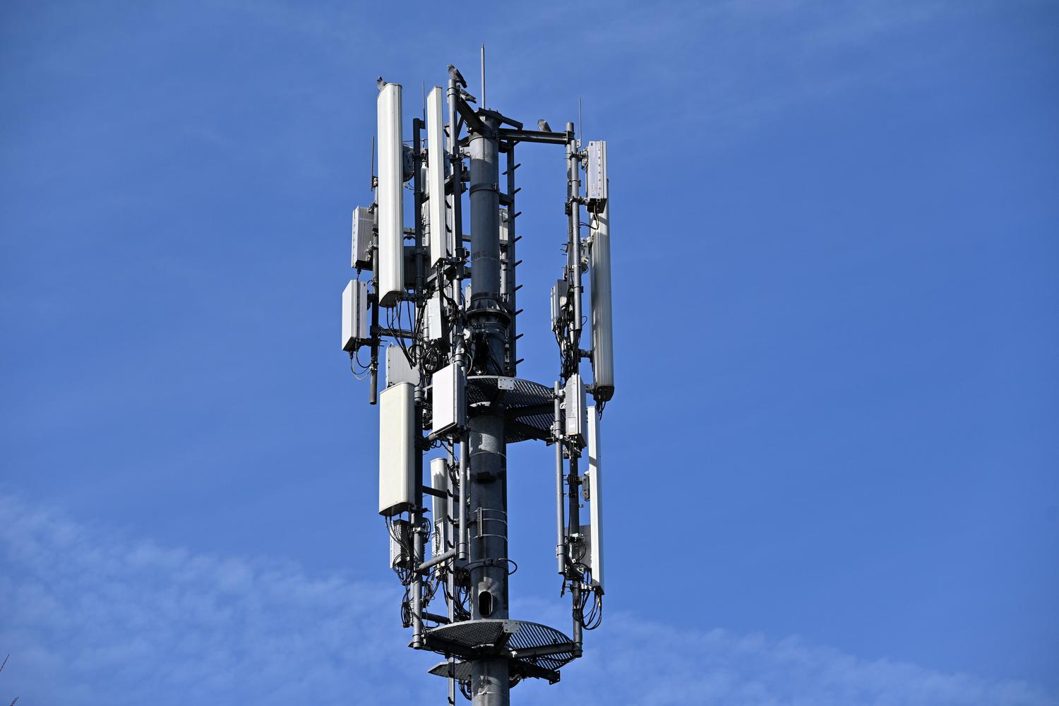Torre de telefonía móvil moderna contra un cielo azul despejado, simbolizando la evolución hacia las redes 4G y 5G.