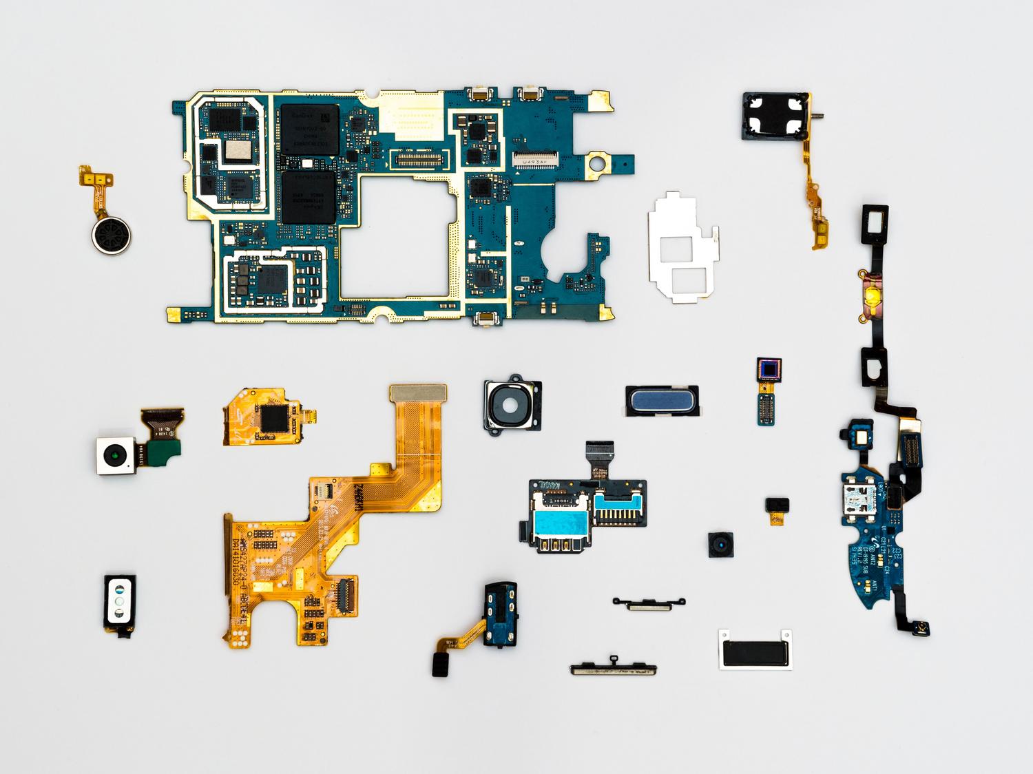 Vista explosionada de los componentes internos de un smartphone, mostrando el diseño físico del sistema de audio.