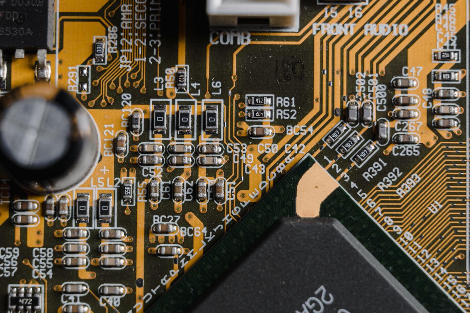 Primer plano detallado de un chip electrónico en una placa de circuito, el cerebro del audio de un móvil.