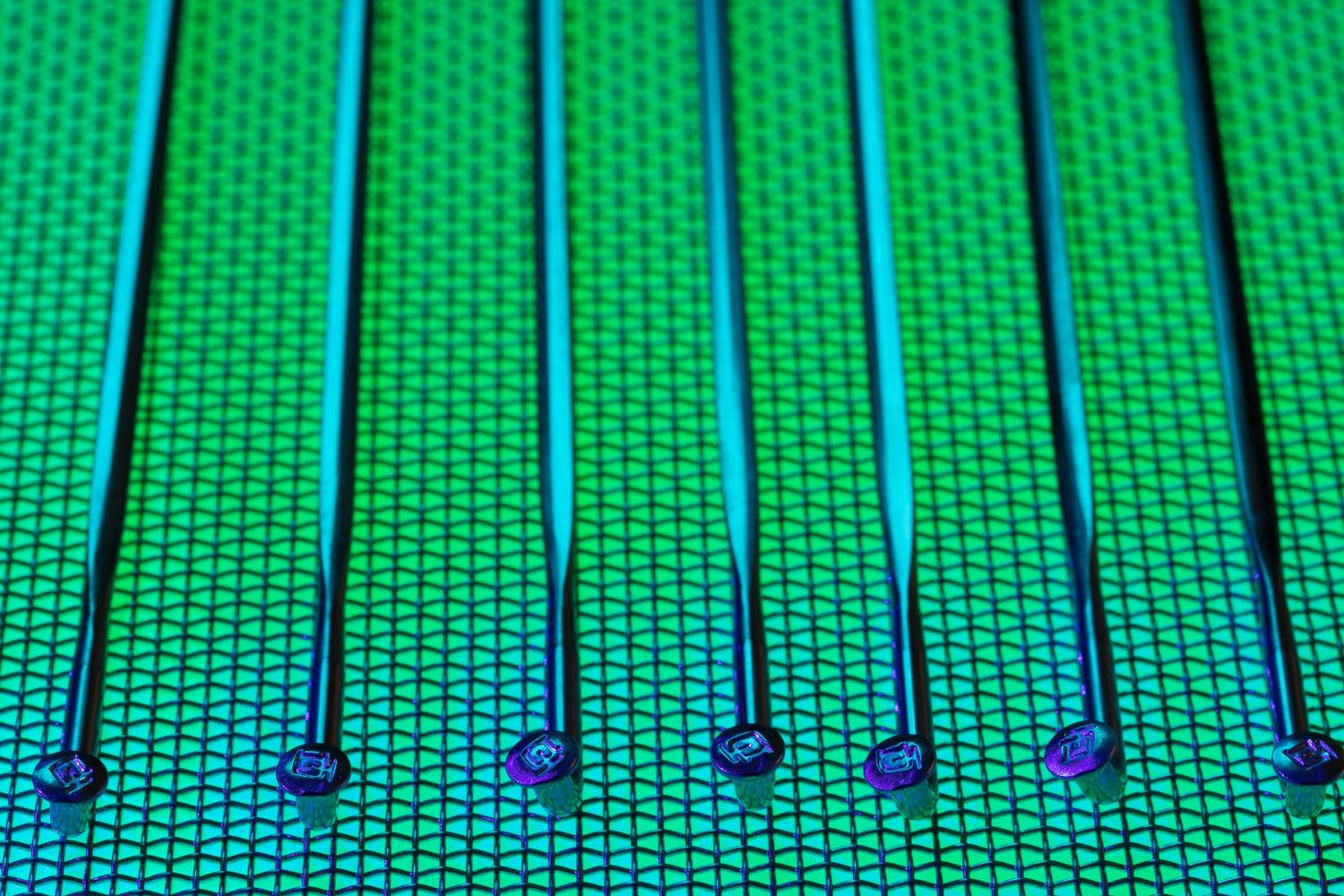 Oblea de silicio para baterías Detalle macro de una oblea de silicio, el material fundamental que está revolucionando la capacidad de almacenamiento de las baterías modernas.