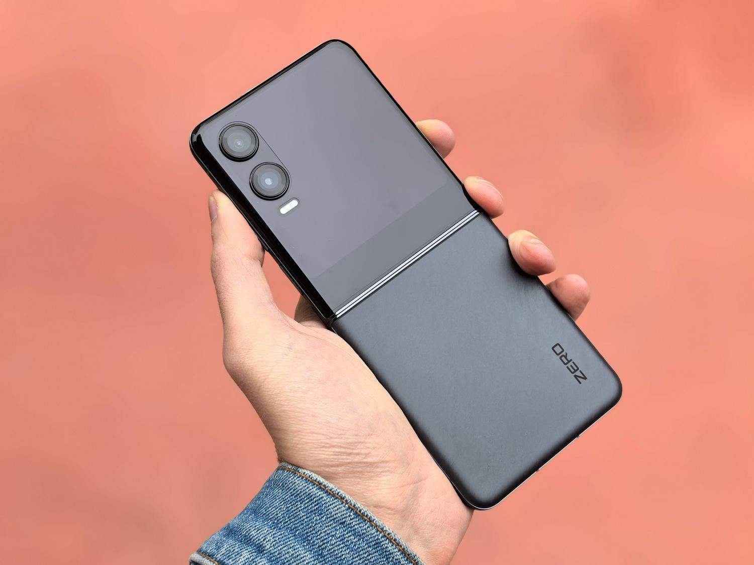 Primer plano de un smartphone plegable moderno, ejemplificando cómo las baterías de silicio permiten diseños más compactos y estilizados.