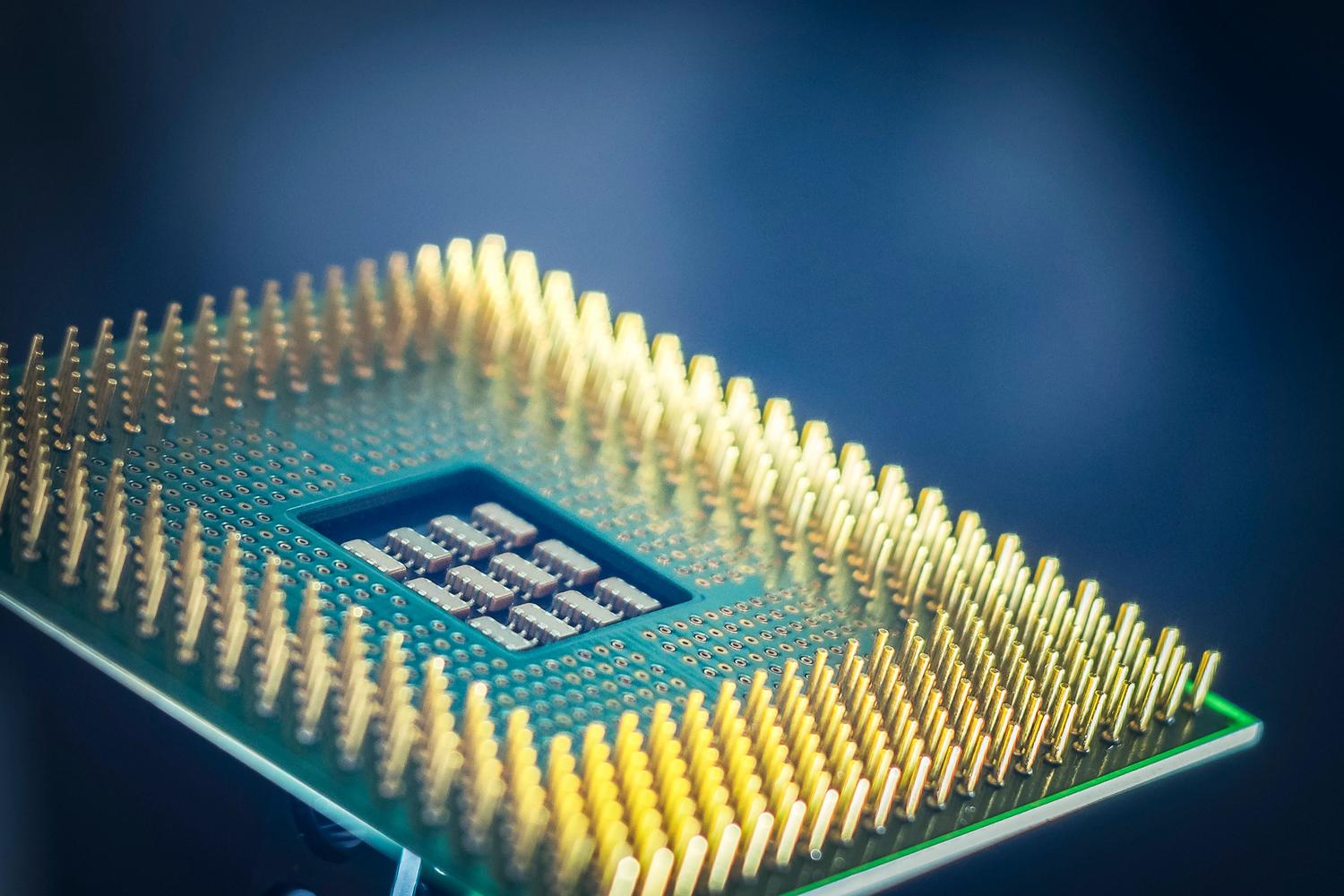 Detalle de los pines dorados de un chip de CPU, resaltando la tecnología de hardware. Detalle de los pines dorados de un chip de CPU, resaltando la tecnología de hardware.