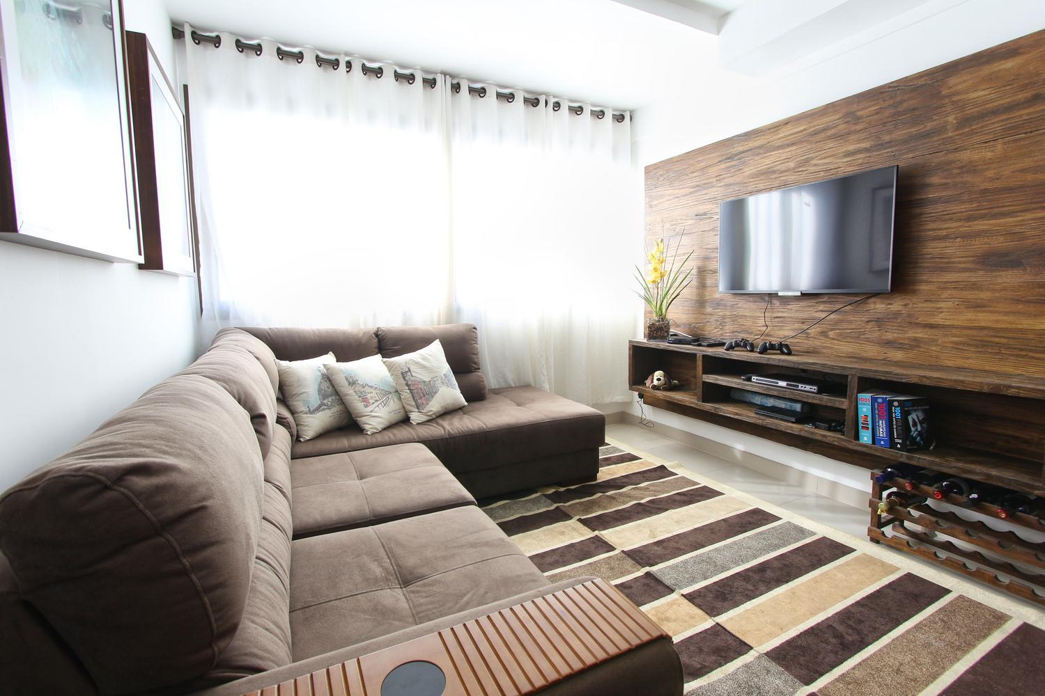Sala de estar moderna con televisión montada en la pared, ideal para un centro multimedia.