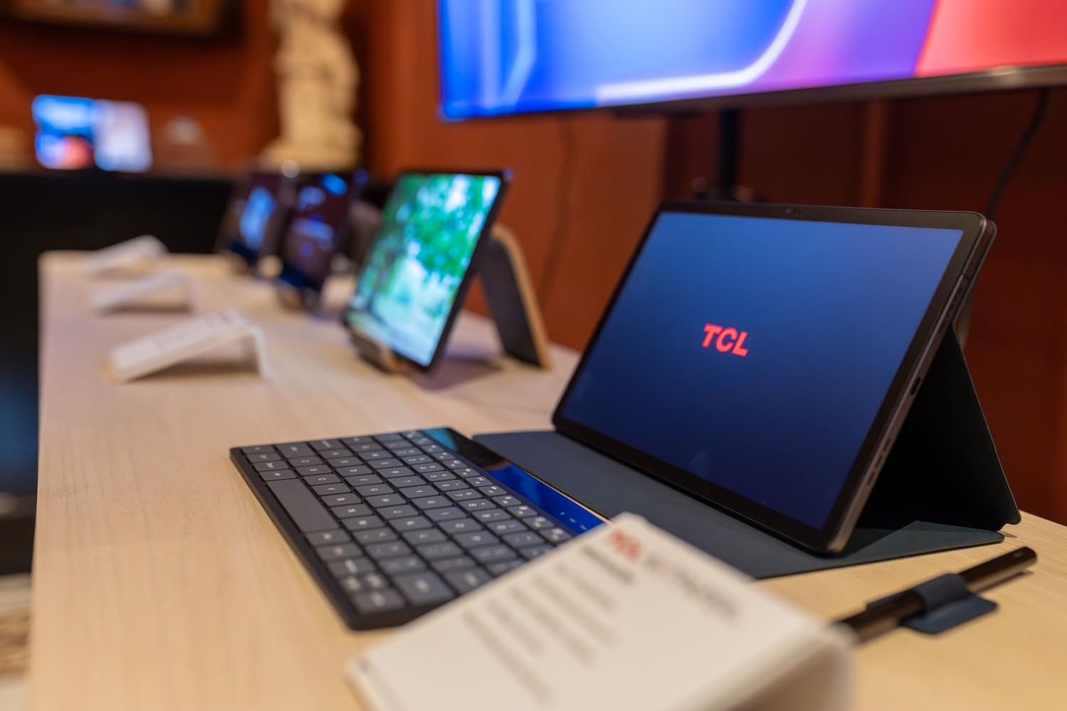 Exhibición de tablets y dispositivos móviles en una tienda de tecnología, ilustrando el mercado de dispositivos de gama media asequibles.