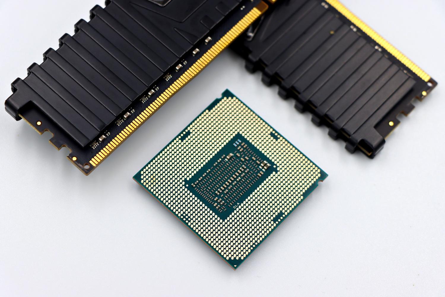 Detalle de un procesador y módulos de memoria RAM sobre fondo blanco, ilustrando la importancia de la RAM de doble canal para optimizar el rendimiento.