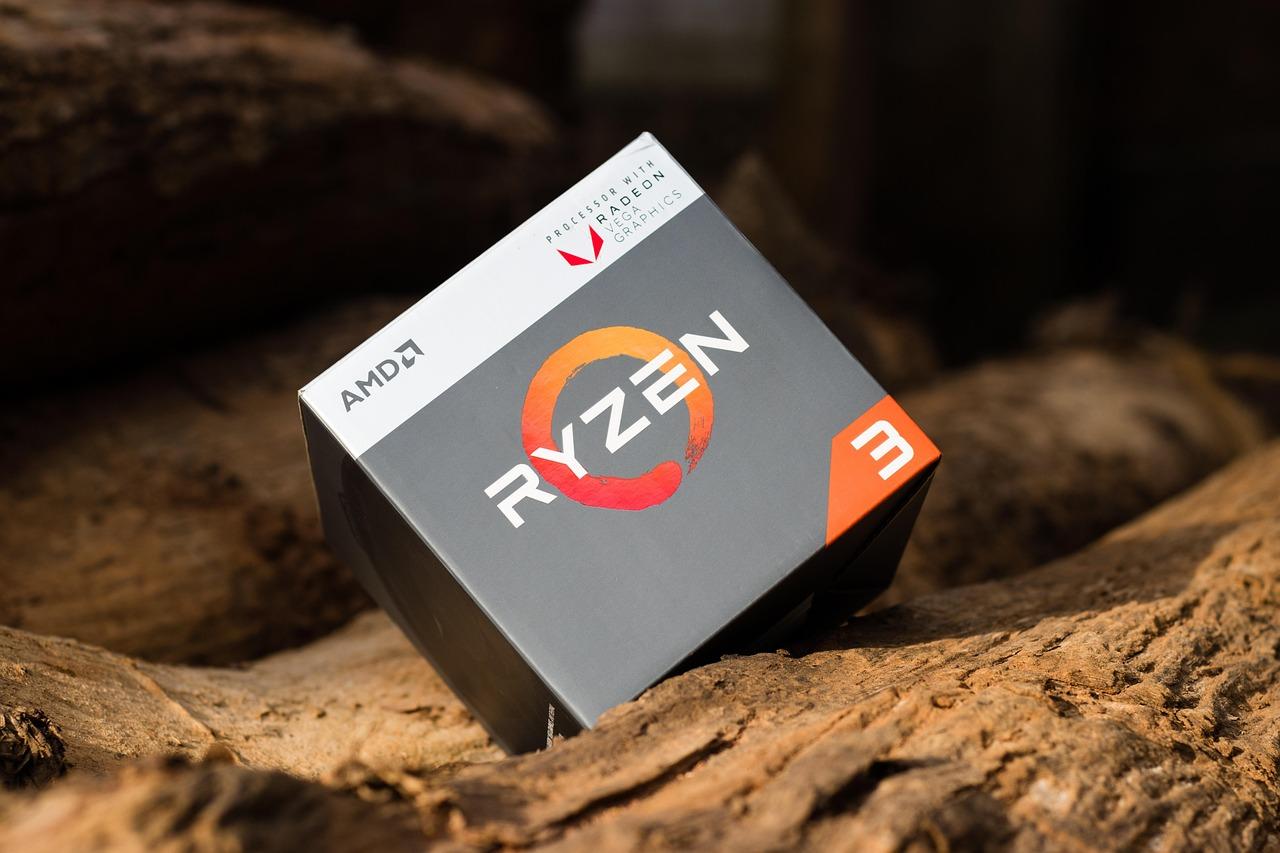 Caja de procesador AMD Ryzen, ilustrando el hardware de alto rendimiento mencionado en el artículo.