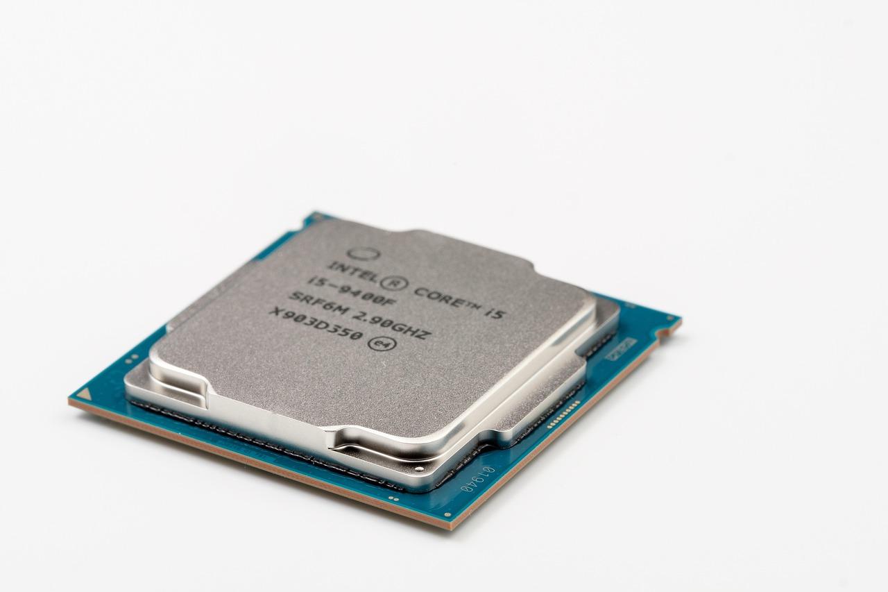 Detalle del difusor térmico de un procesador Intel Core i5, representando la arquitectura de hardware.
