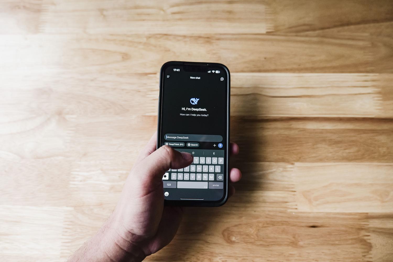 Persona utilizando un asistente de IA en su smartphone, representando la fase de despliegue y optimización del agente.