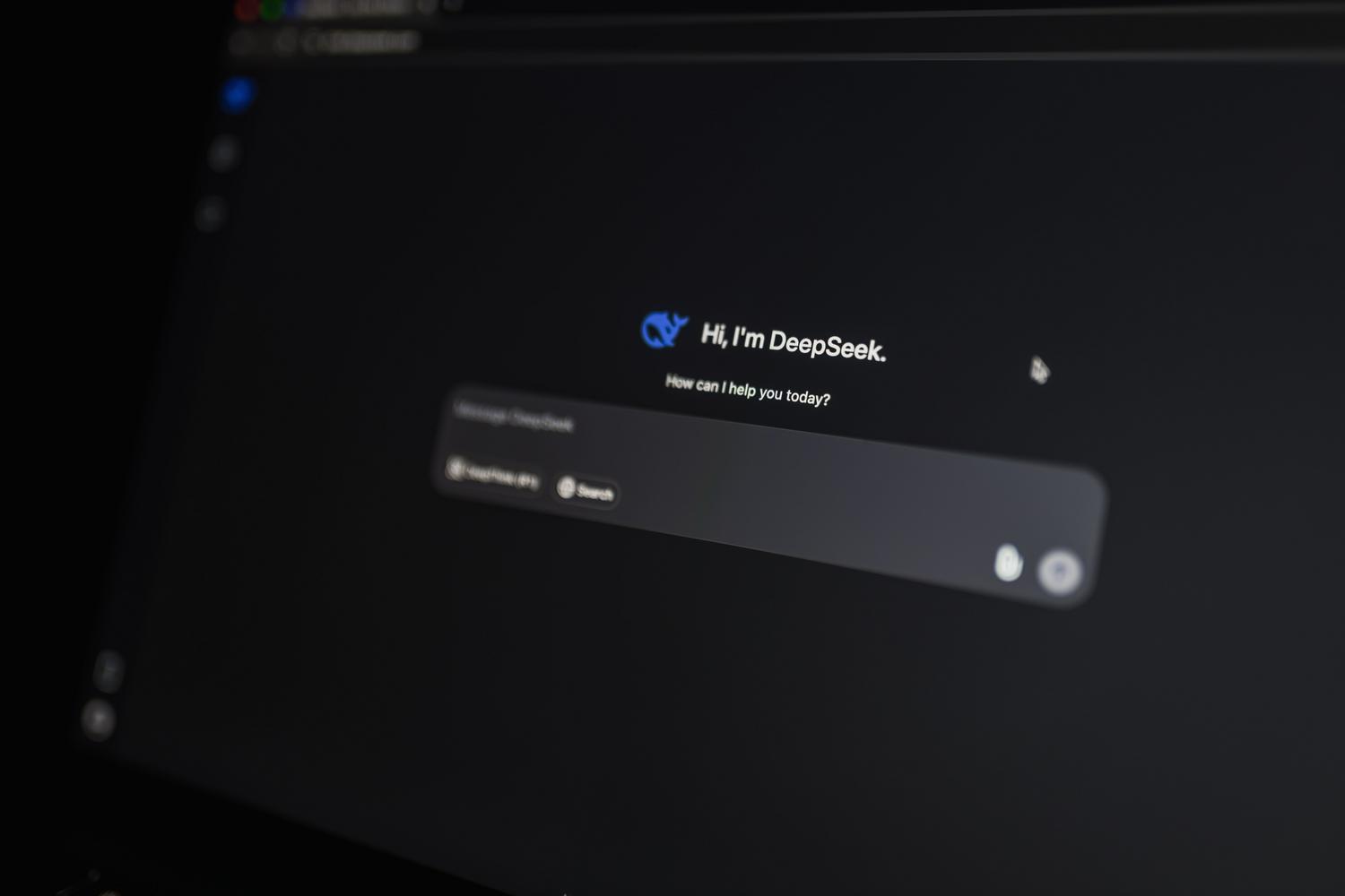 Primer plano de una interfaz de chat de inteligencia artificial en una pantalla, ilustrando la configuración de instrucciones y prompts.