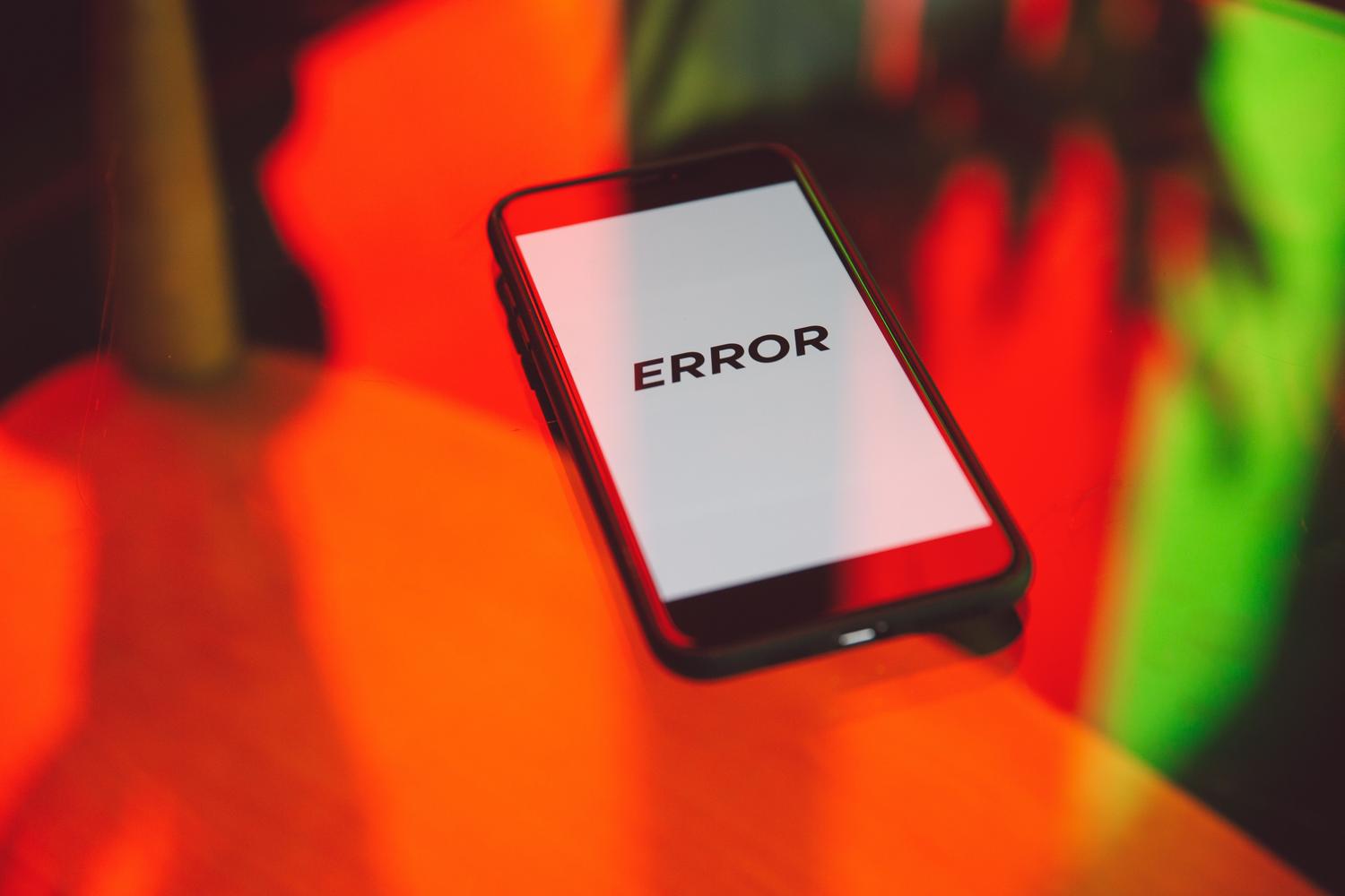 Primer plano de la pantalla de un smartphone mostrando un mensaje de ERROR, representando visualmente una web que no funciona.