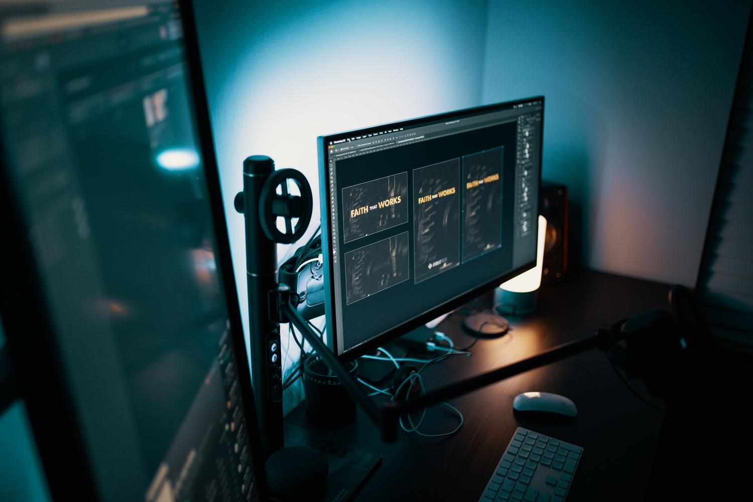 Espacio de trabajo nocturno con monitores que emiten luz azul fría, resaltando la importancia de activar la luz nocturna en Windows para descansar la vista.