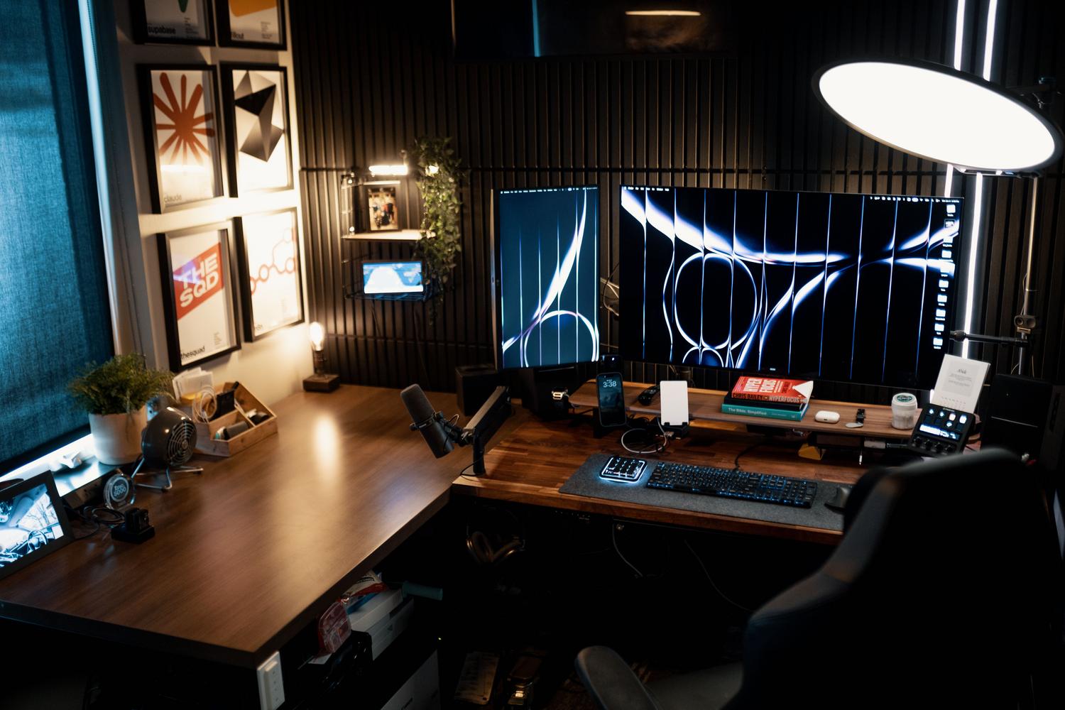 Moderno setup de oficina en casa con monitores duales en un entorno de luz tenue, ideal para ilustrar el contraste de brillo y la fatiga ocular.
