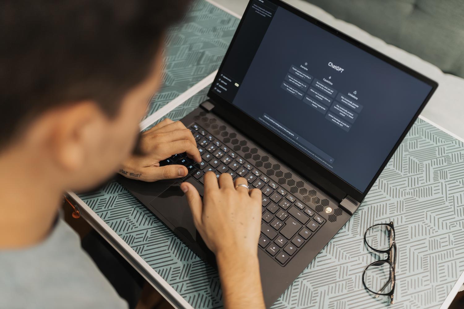 Programador utilizando un portátil de alta gama equipado con GPU potente para ejecutar modelos de IA locales.