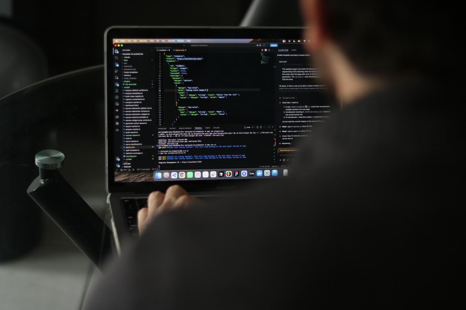 Desarrollador interactuando con un asistente de IA local y terminal de comandos en un entorno de programación moderno.