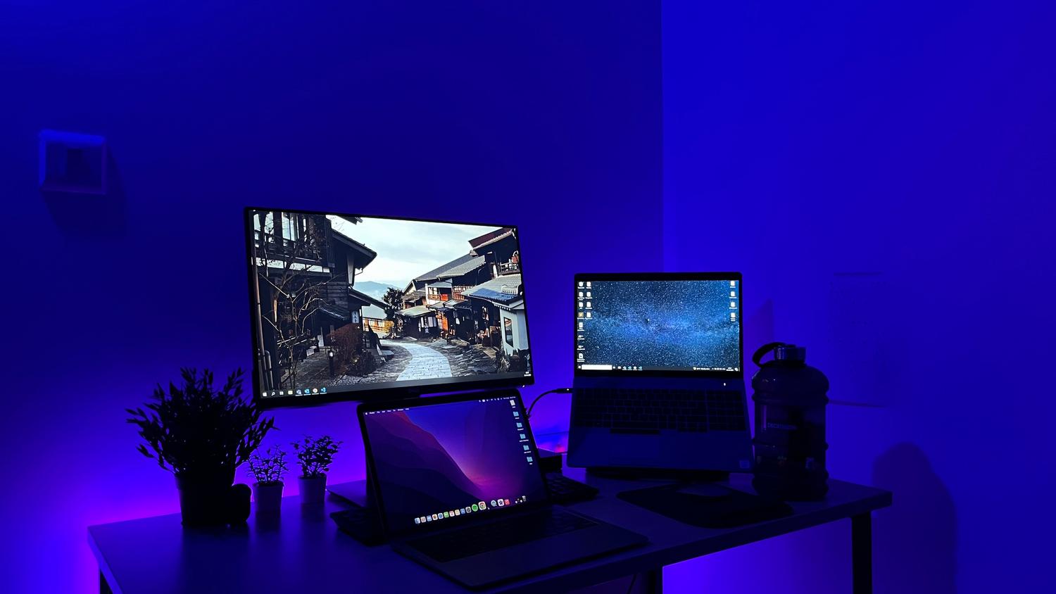Setup de ordenador gaming con iluminación LED azul, entorno donde suelen ocurrir conflictos de controladores.
